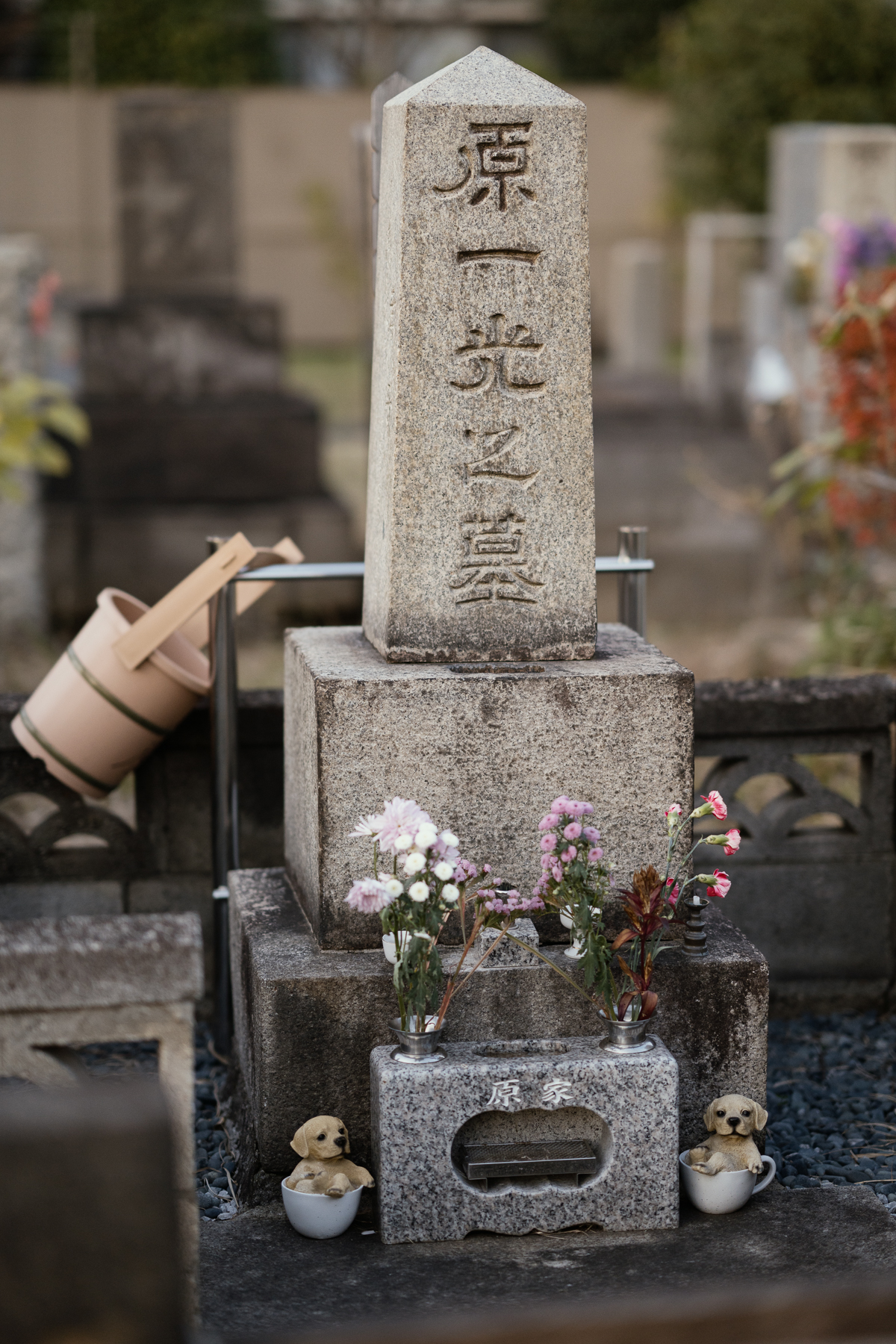 <span style="color: rgb(0, 0, 0);">An example of a family grave. In Japan, graves are usually for families rather than individuals.</span>