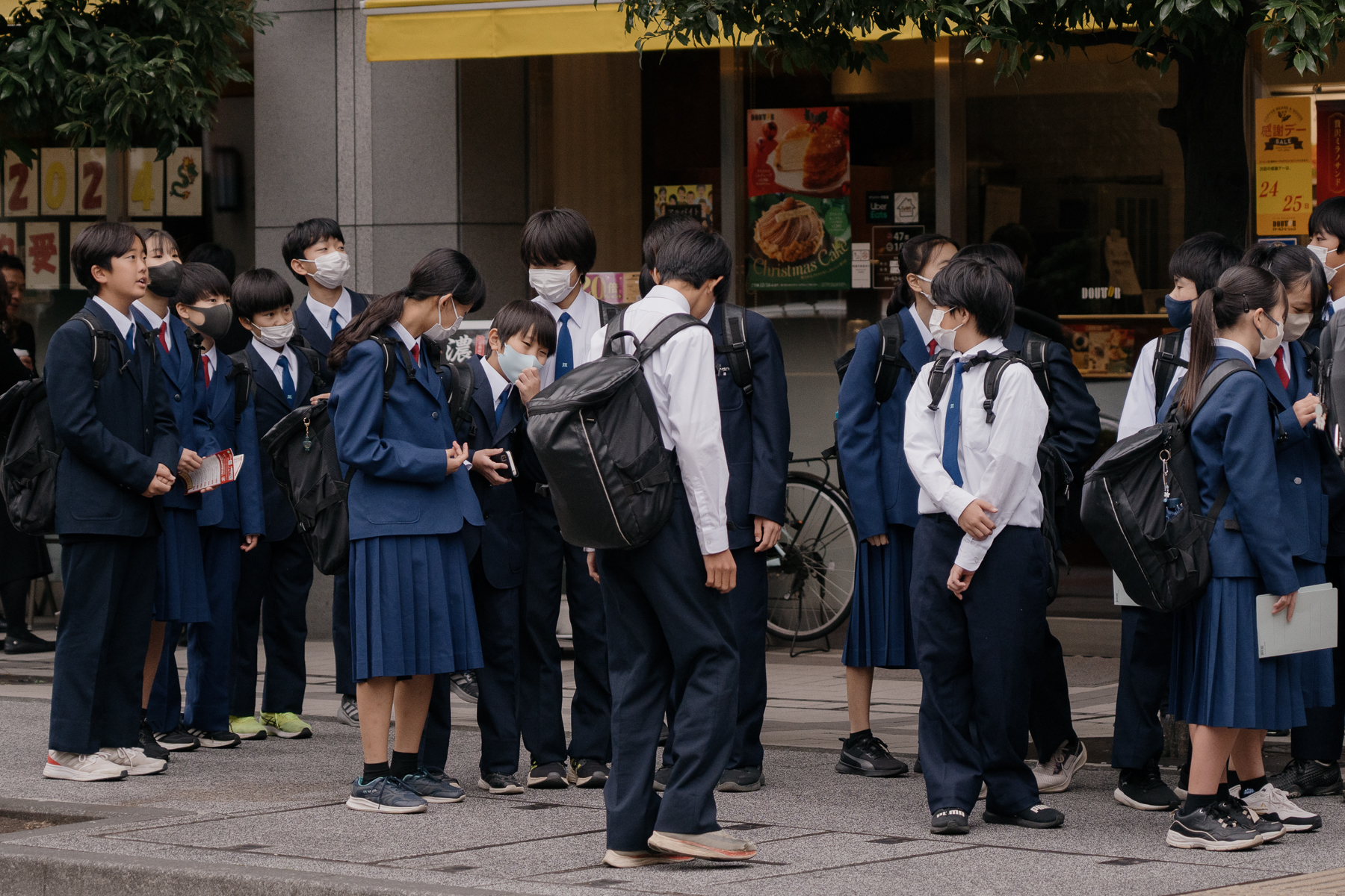 <span style="color: rgb(0, 0, 0);">Students interacting with each other on a school trip in Yokohama. The pressures of group dynamics are felt from a young age. According to a 2023 report by the Cabinet Office, the top three challenges for youth in school were bullying, group participation, and relationships with friends.</span>